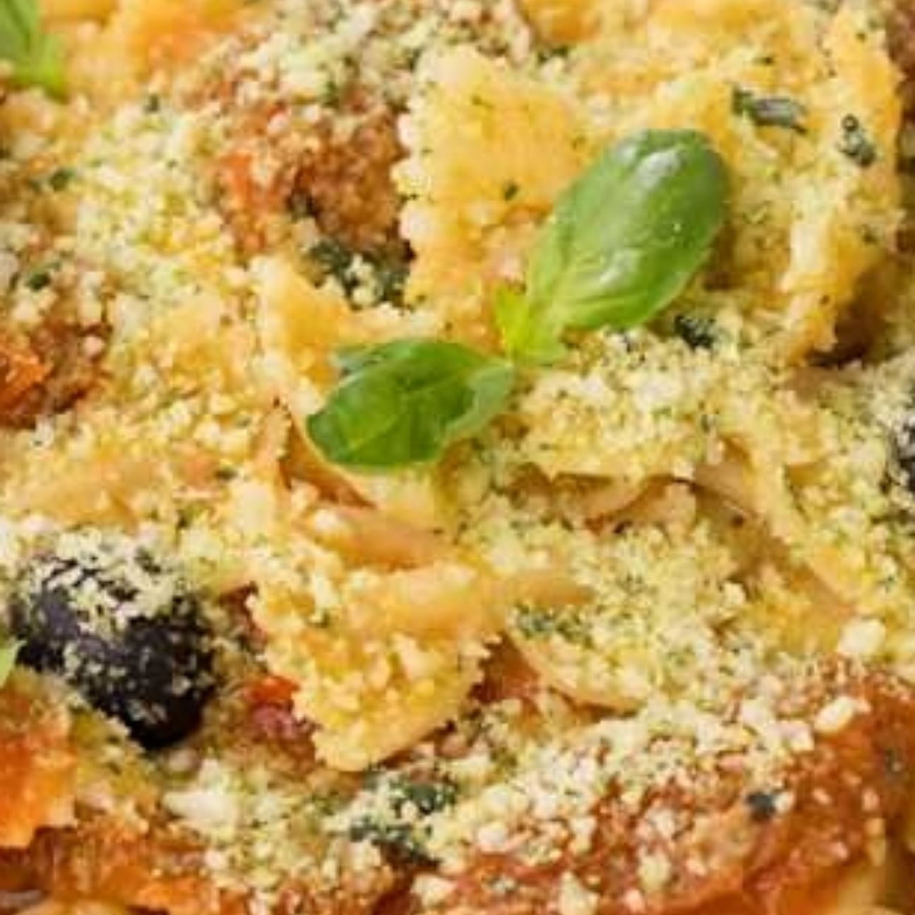 Farfalle gluten free con olive, capperi e pomodori