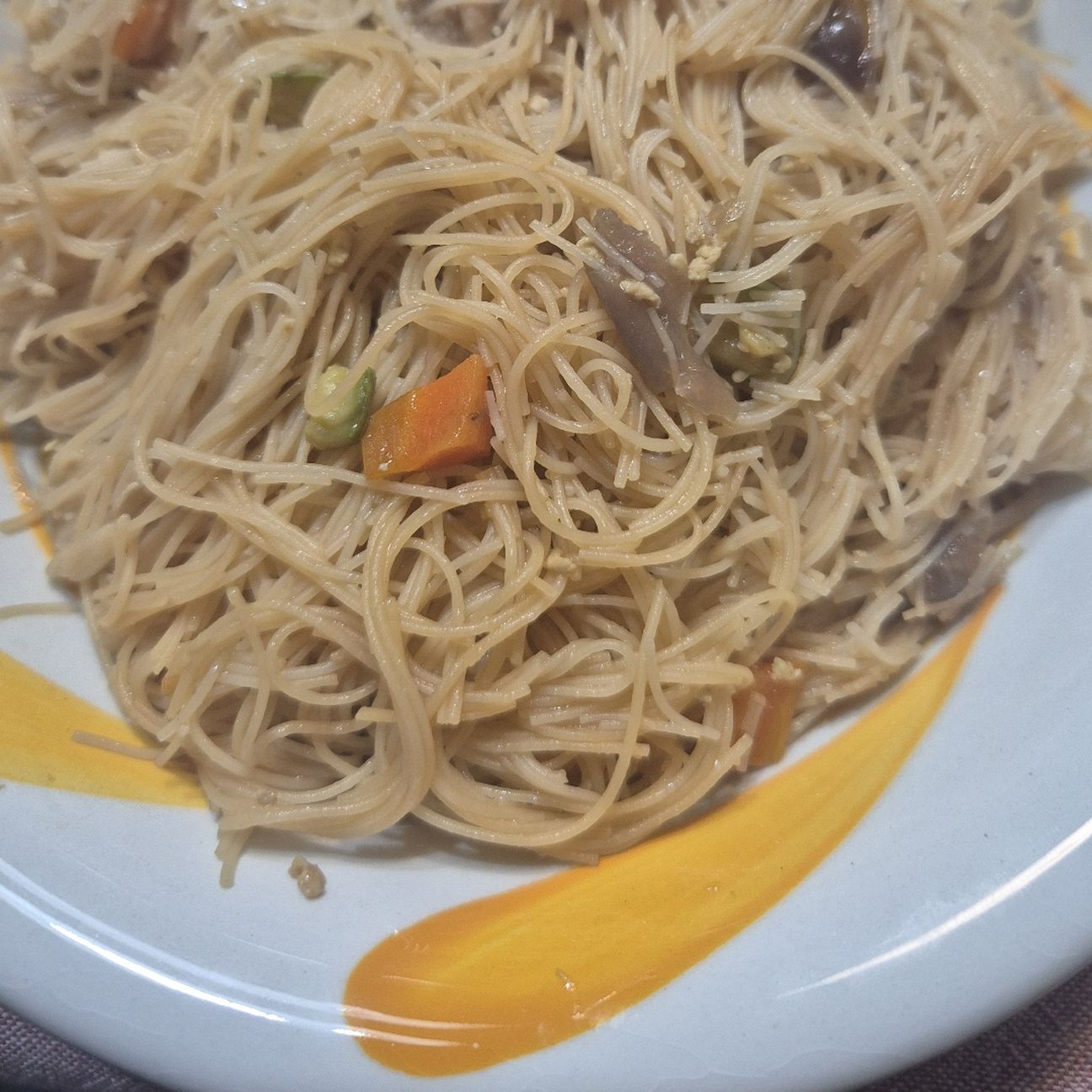 Vermicelli di riso con pollo e verdure