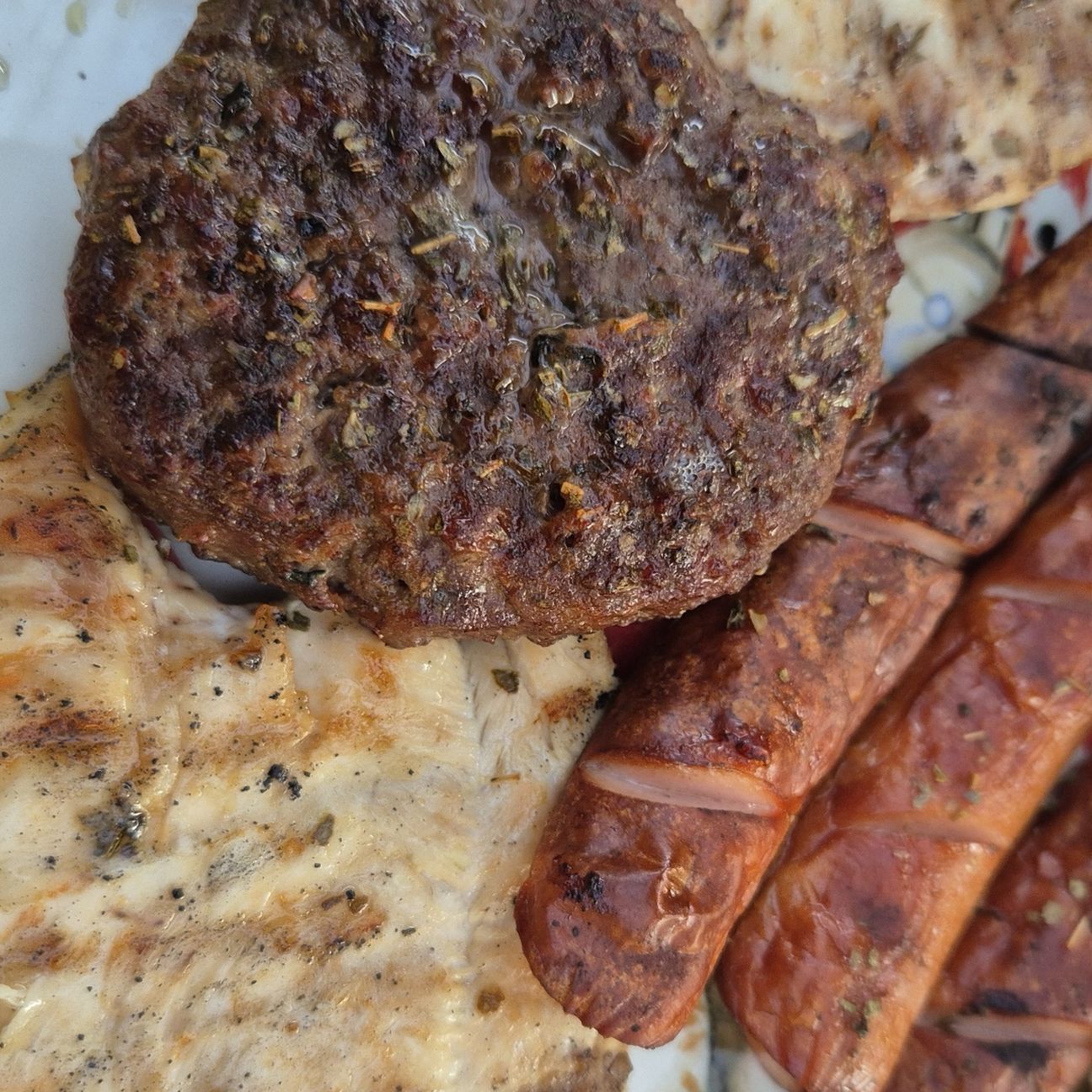 Grigliata di HAMBURGER, Petto di pollo, wurstel con Patate al Forno a Legna