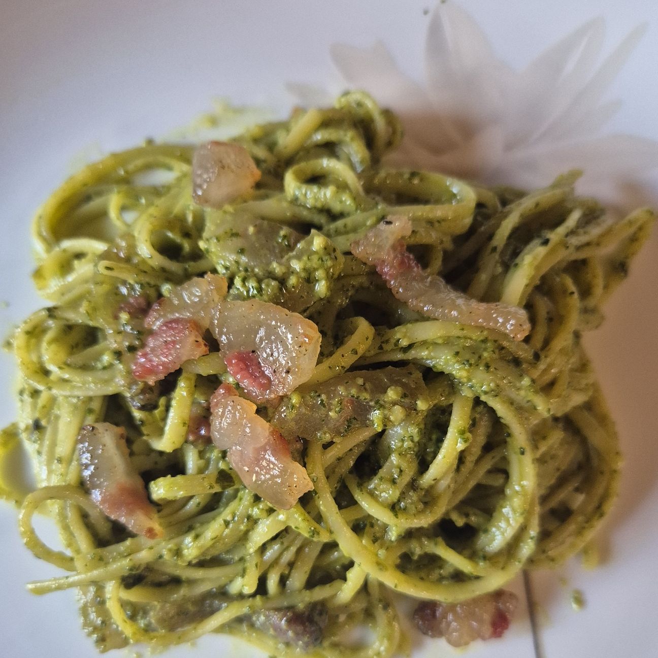 Spaghetti gluten free al pesto di mandorle e noci con Speck