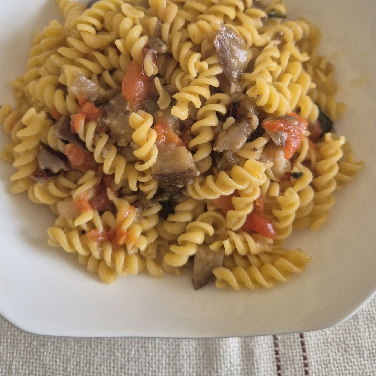 Fusilli gluten free con melanzane (non fritte) e pomodorini