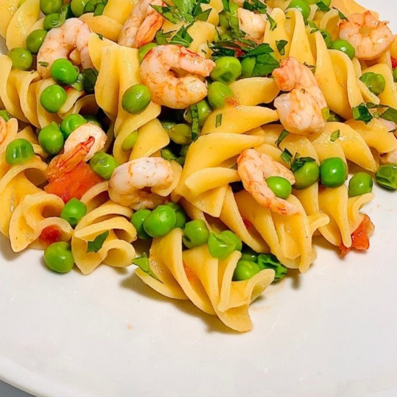 Fusilloni gluten free con piselli, gamberi e pomodorini