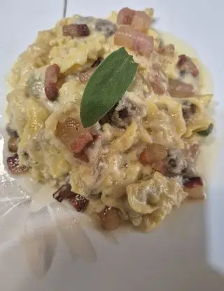 Ricetta Cappelletti ripieni di crudo gluten free  con fonduta di Parmigiano Reggiano e Pancetta. di marchichef