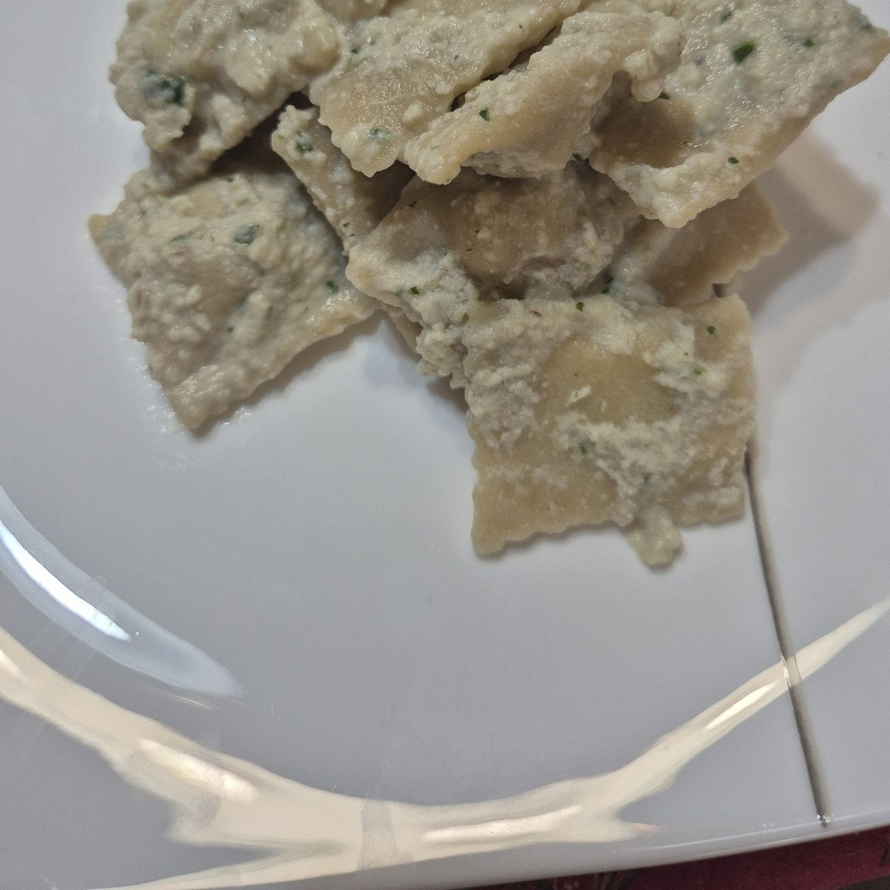 Ravioli gluten free ripieni di pesce con condimento in bianco