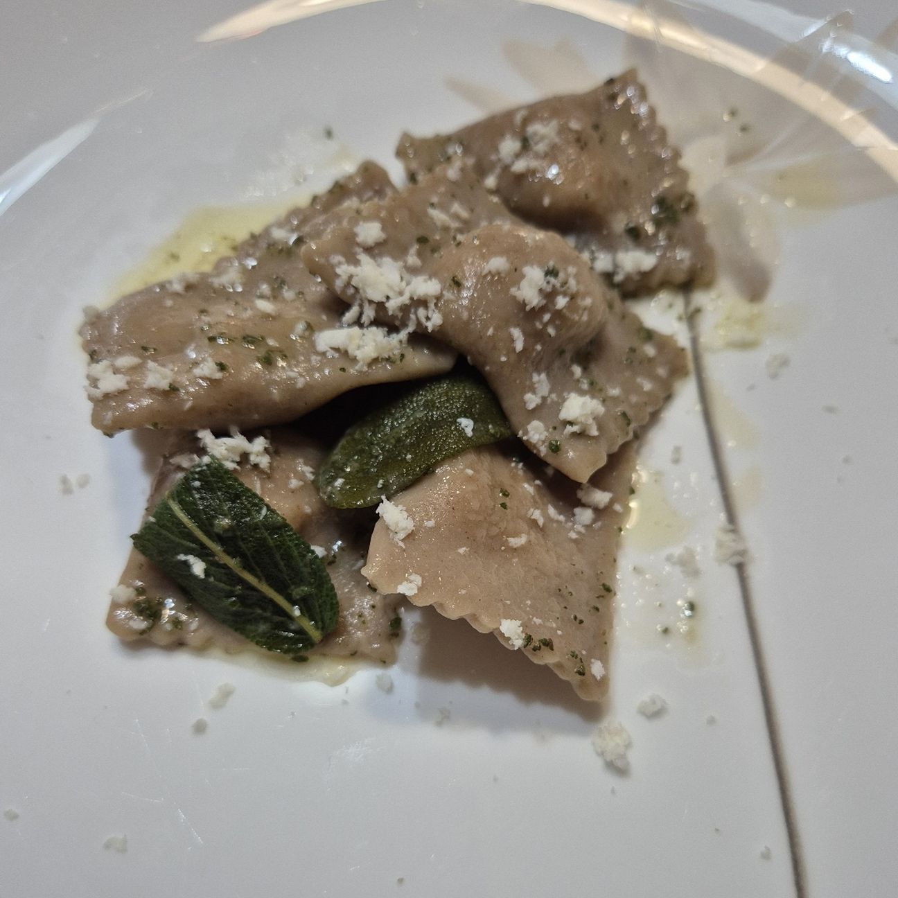 Ravioli gluten free di farina di castagne, ripieni di ricotta e porchetta conditi con Burro,salvia e ricotta salata.