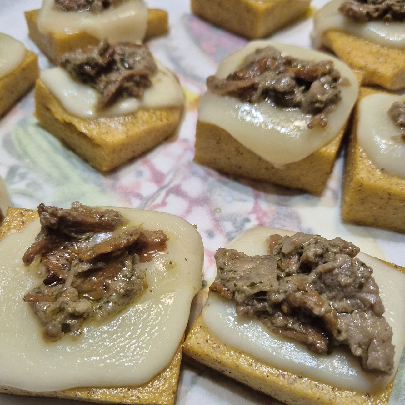 Crostini di polenta gluten free con funghi e formaggio morbido