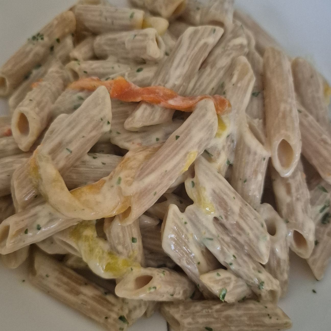 Penne di farina di lenticchie con panna vegetale e peperoni