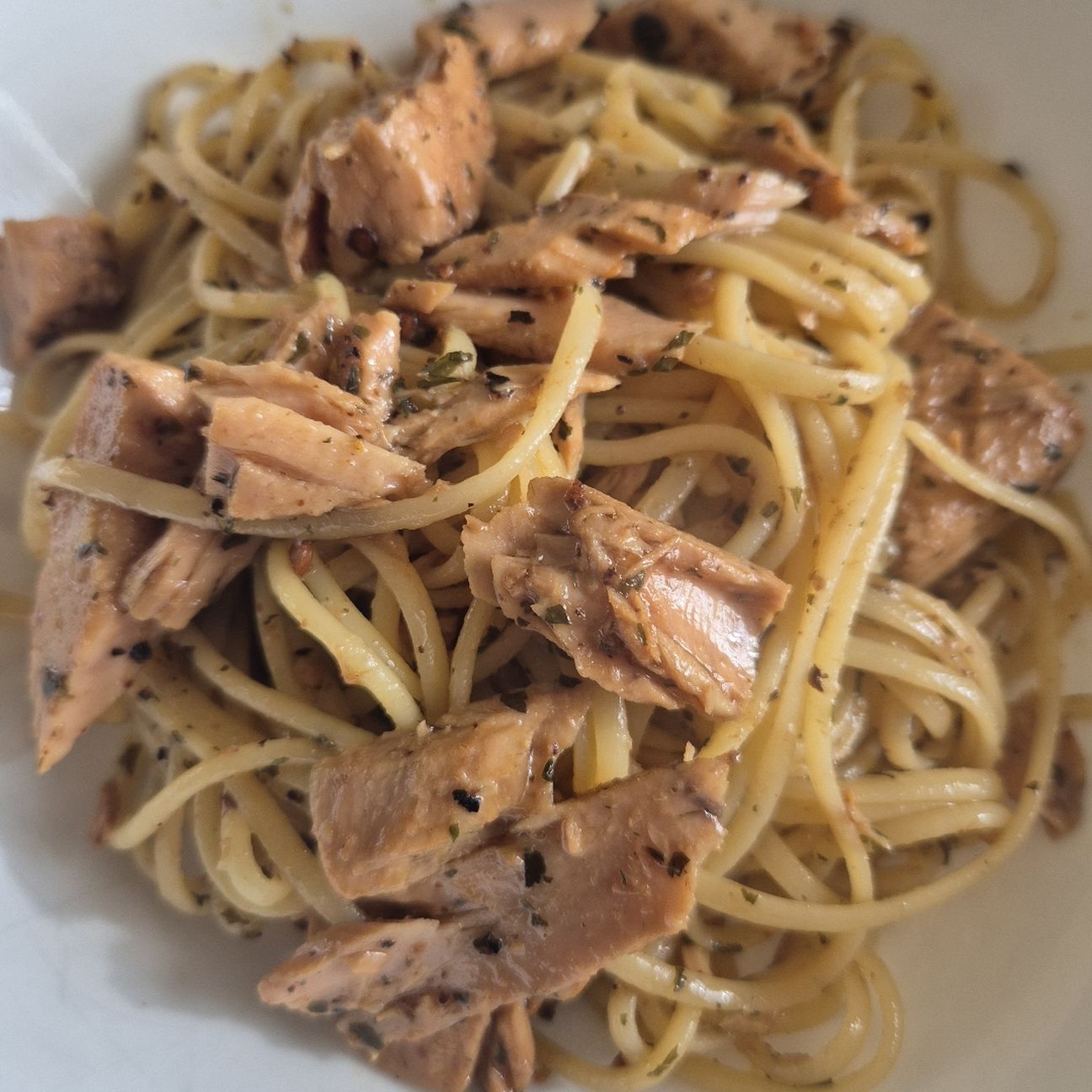 Linguine gluten free con aglio,olio,peperoncino con tonno scottato