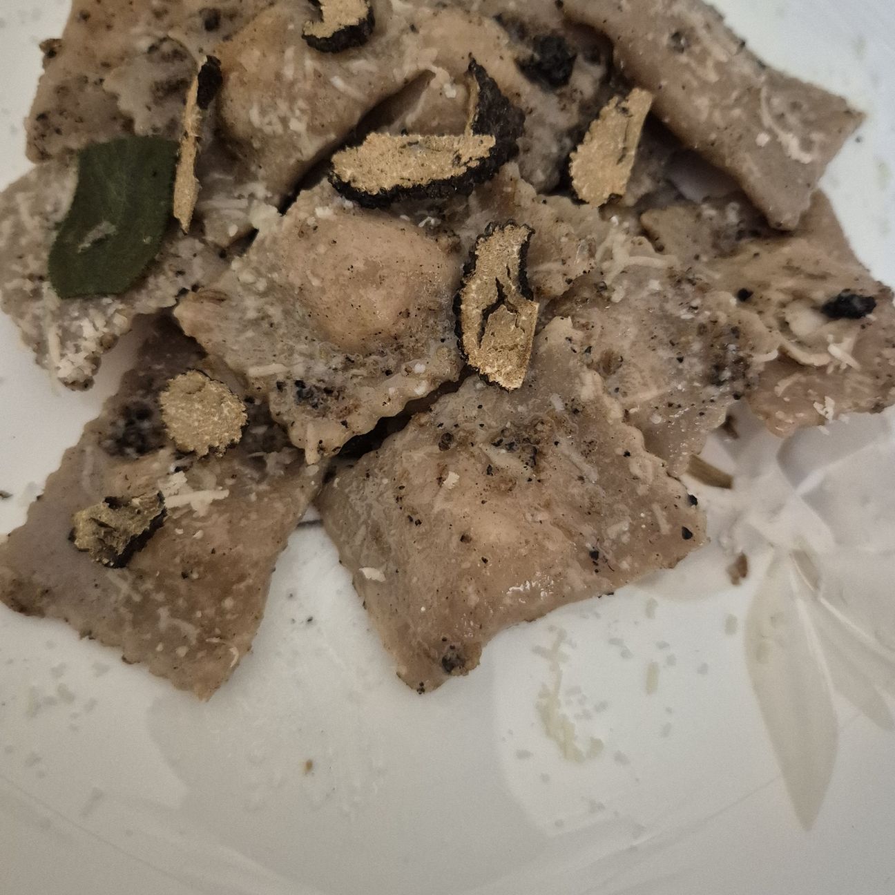 Ravioli gluten free di castagne, ripieni di porchetta ariccia, ricotta conditi con tartufo bianchetto, burro e salvia