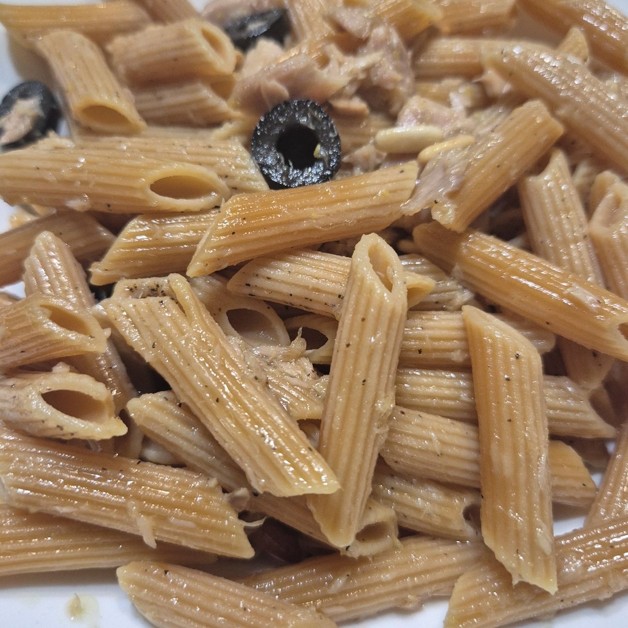 Pasta di lenticchie con Tonno, Olive e Pinoli