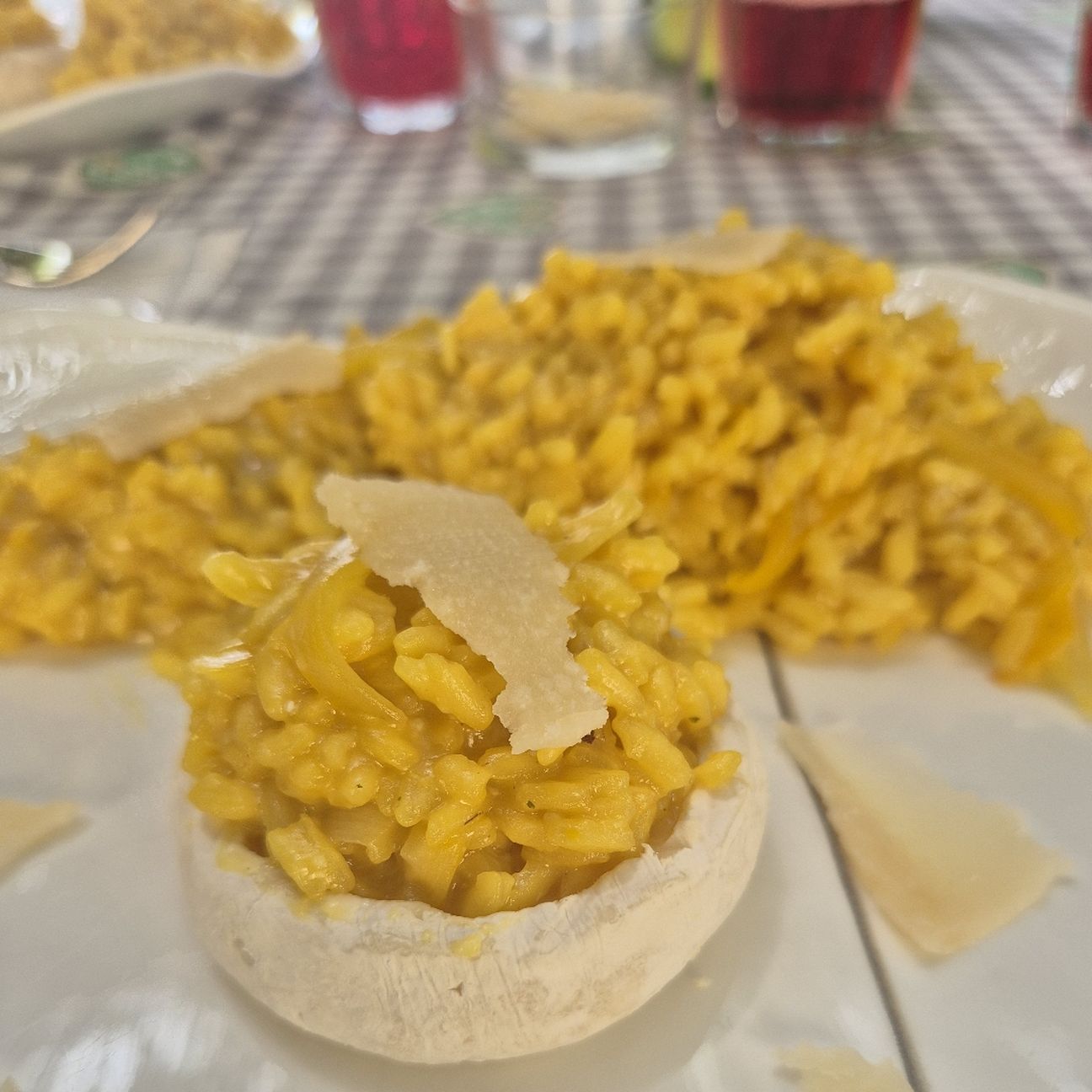 Risotto Giallo su Tomini con salsa di Cipolle e Timo gluten free