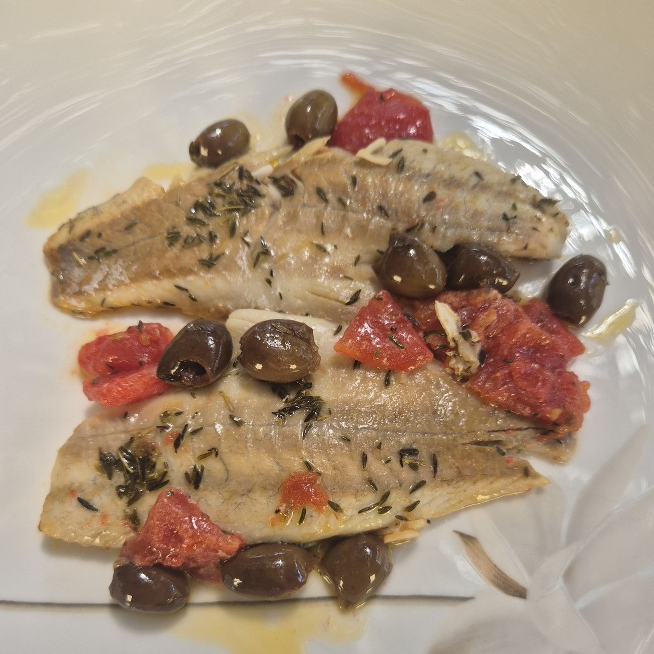 Filetto di branzino fresco con ciliegini, timo e olive taggiasche
