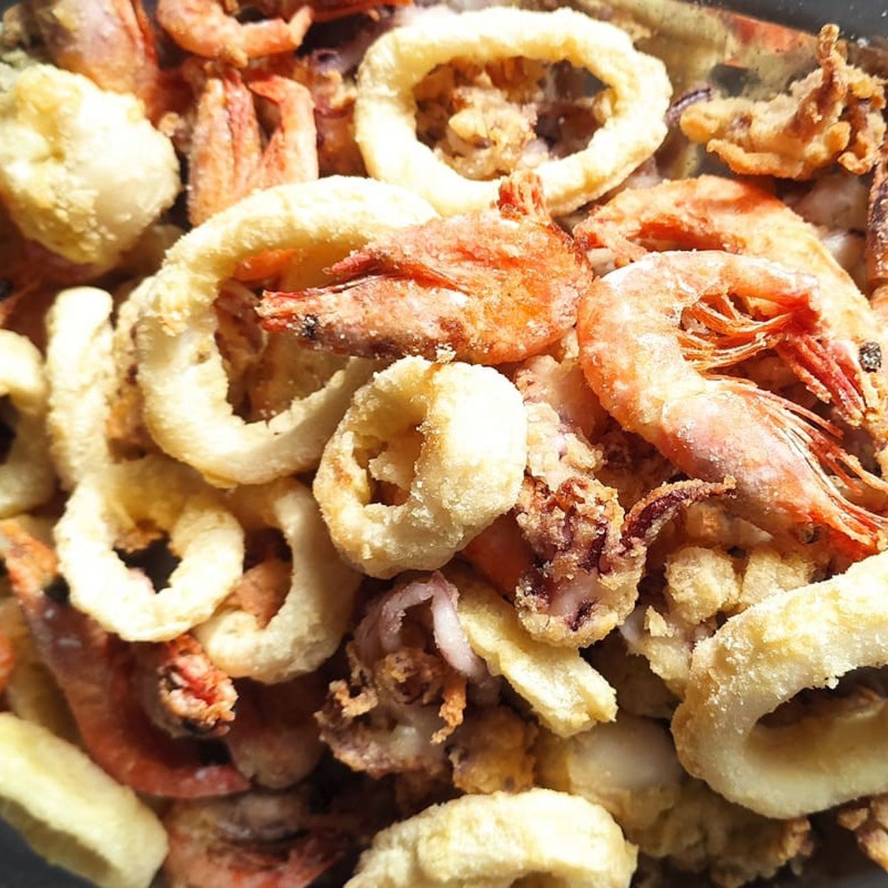 Fritto misto di pesce in friggitrice ad aria
