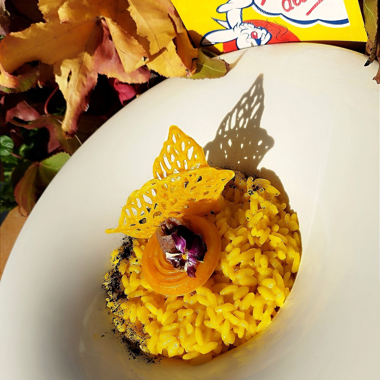 Risotto allo zafferano con alici del Cantabrico e aglio nero