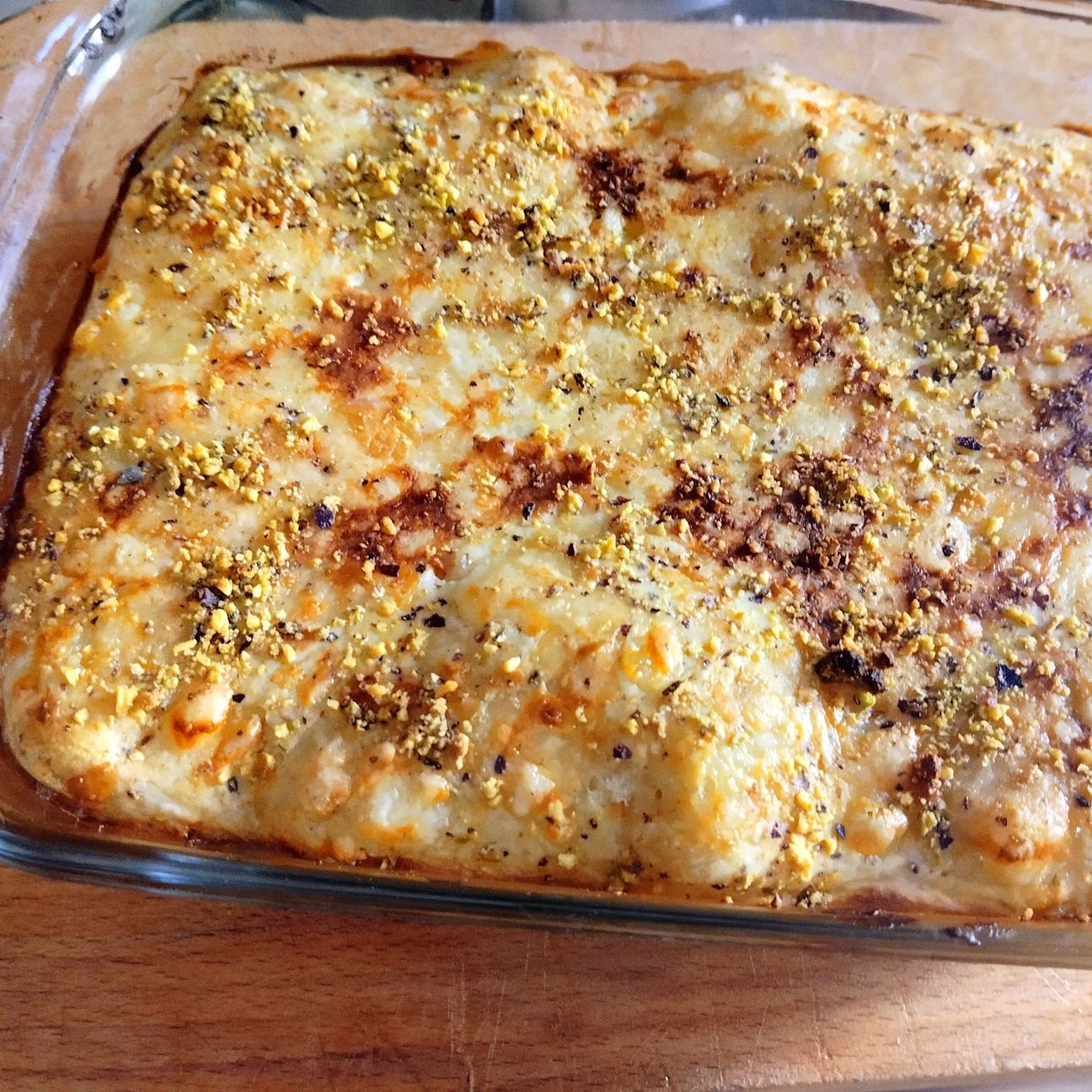 Lasagne al pesto di pistacchi, pancetta arrotolata e scamorza affumicata