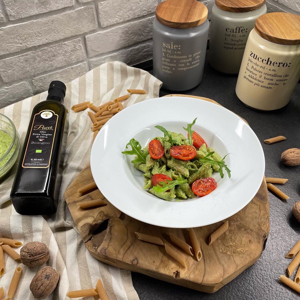 Penne integrali con pesto di rucola e noci.