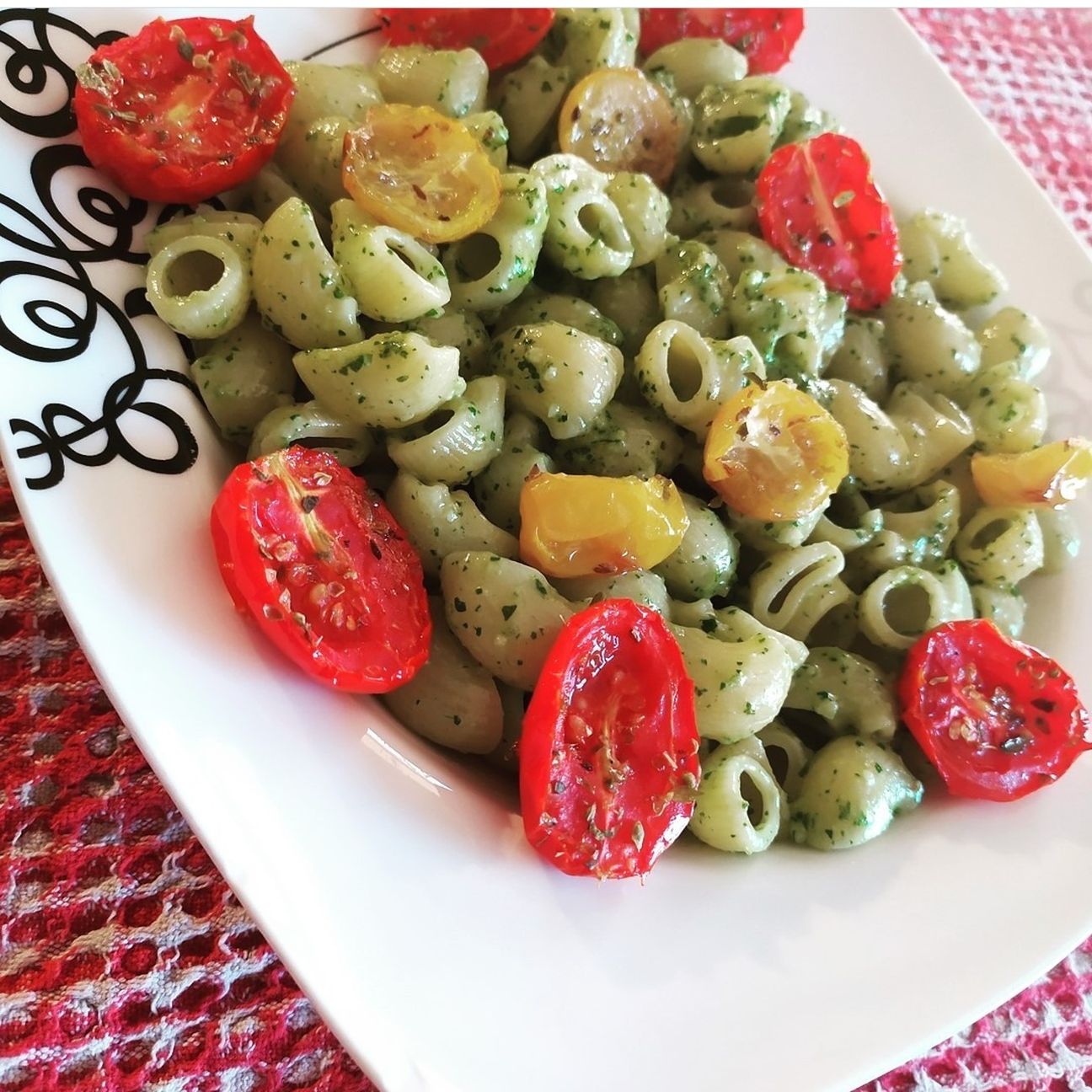 Pipette al pesto di rucola e pomodorini arrosto.