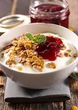 Ricetta Yogurt con cereali e marmellata