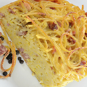 Frittata di spaghetti con prosciutto cotto e scamorza