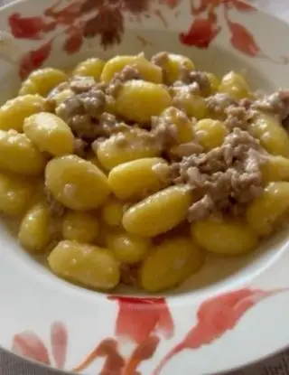 Ricetta Gnocchi con crema di stracchino,salsicce e noci di deborahpistola95