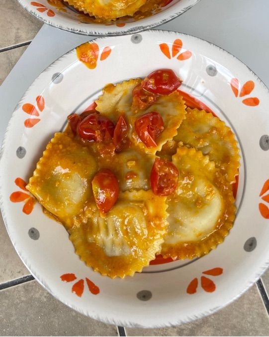 Ravioli ripieni di speck e brie con pomodorino e curry