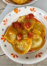 Ricetta Ravioli ripieni di speck e brie con pomodorino e curry