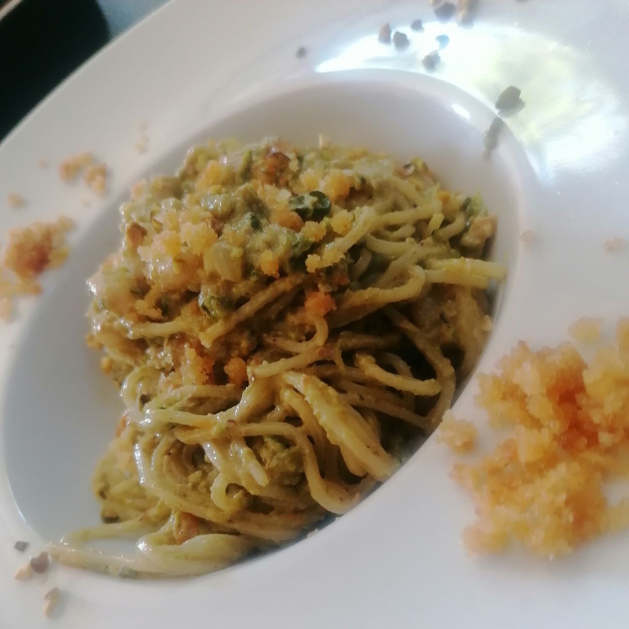 Spaghetti di riso al pesto di pistacchio e gamberetti