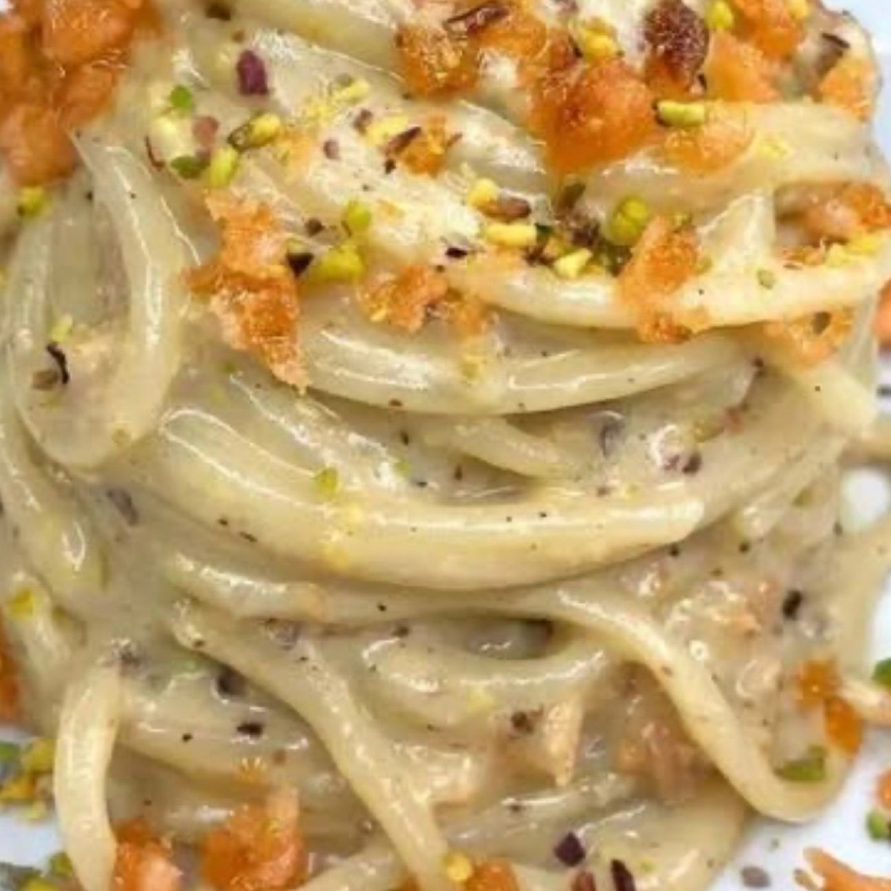 Spaghetti con crema di parmigiano, pistacchio e salmone