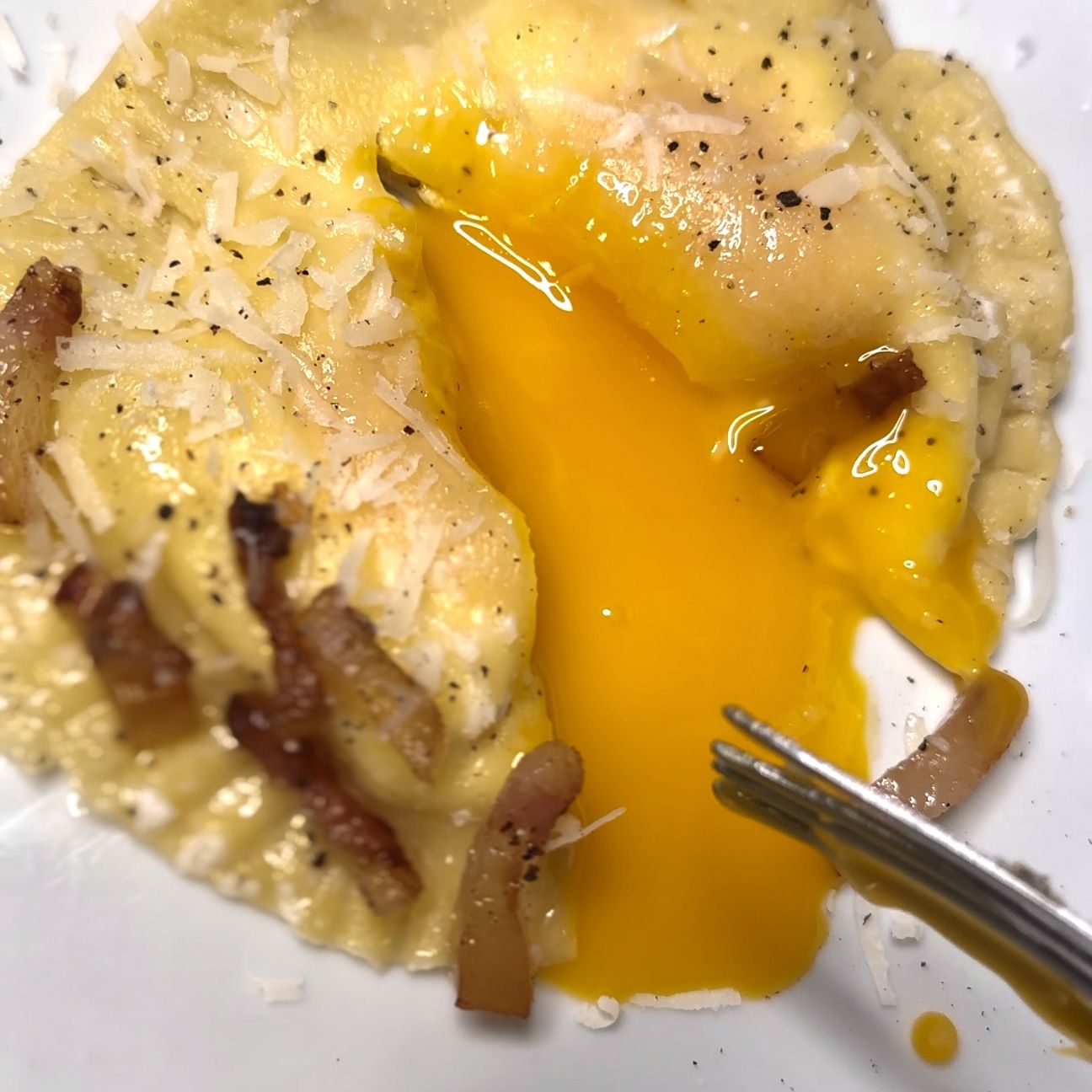 Ravioloni alla carbonara - cuore fondente e guanciale croccante #carbonara #pastafresca #ravioli #primipiatti #pasta