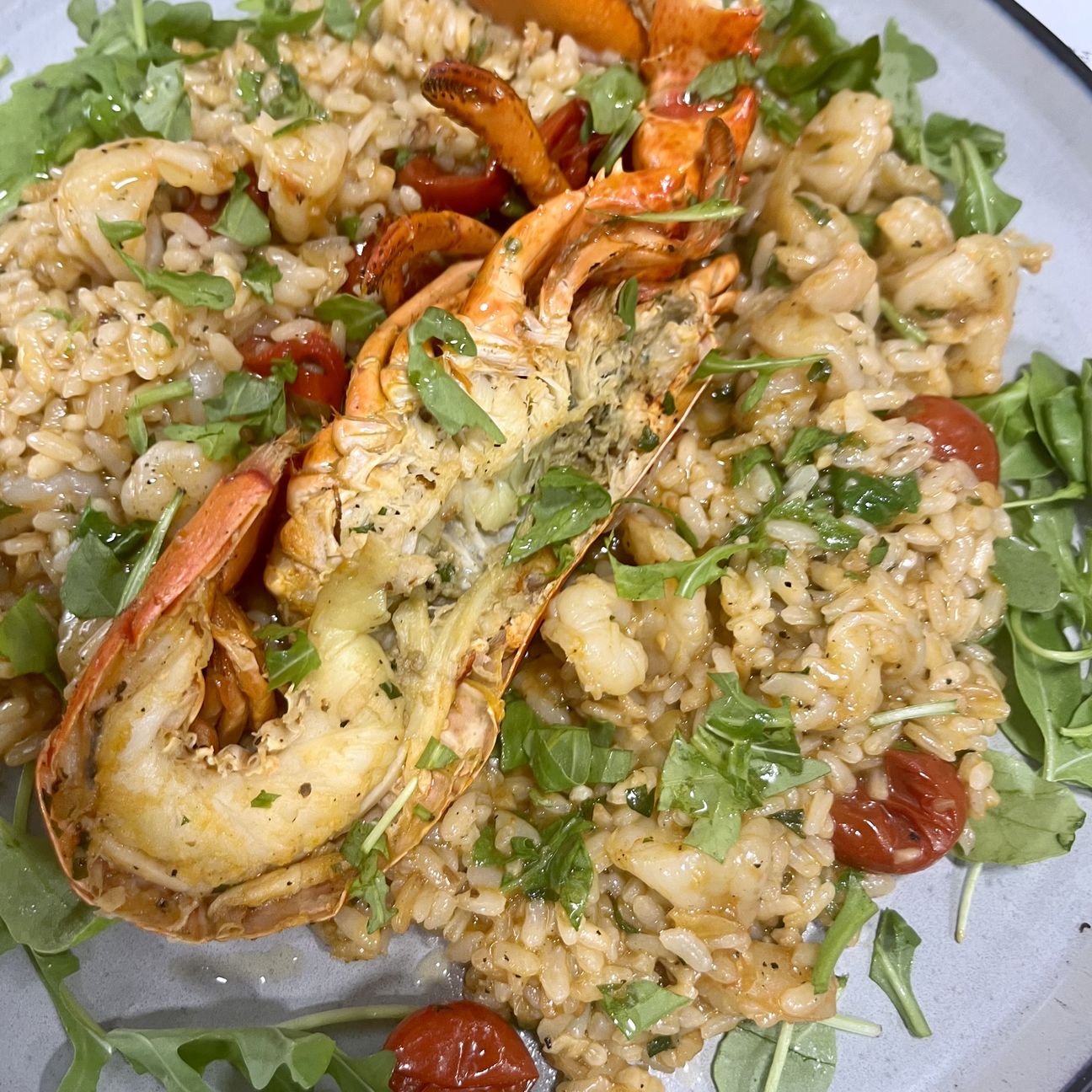 Risotto astice gamberi pomodorini e rucola