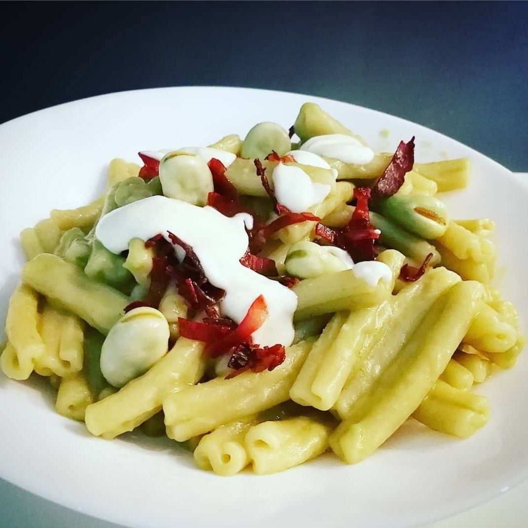 Casarecce crema di fave, colatura di provola e spek croccante
