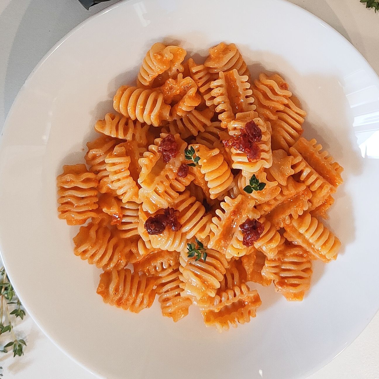 Pasta al pesto Rosso alla genovese