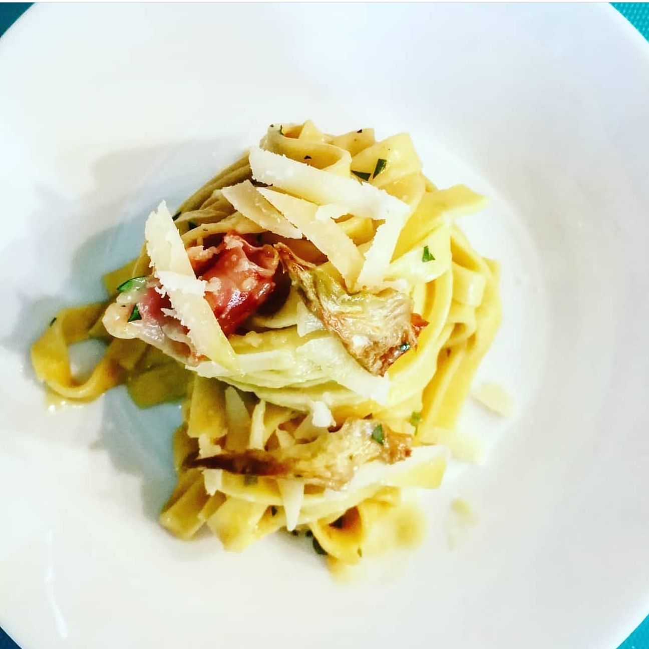 Tagliatelle carciofi fritti e spek croccante