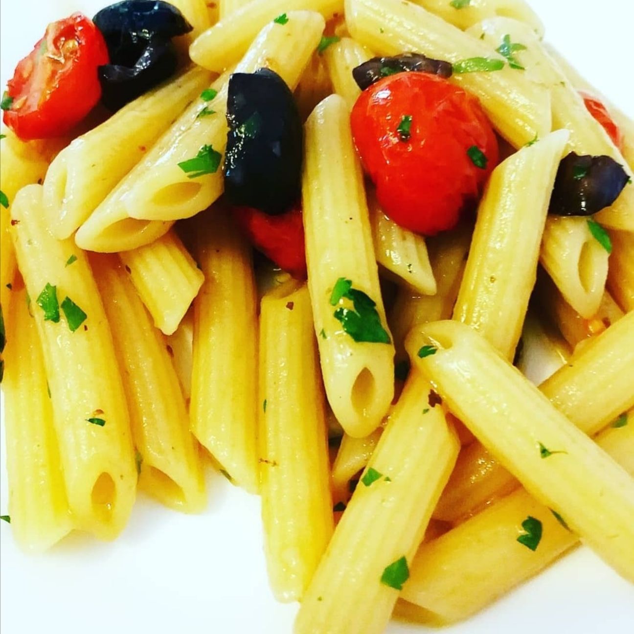 Penne, ciliegino confit e olive nere infornate