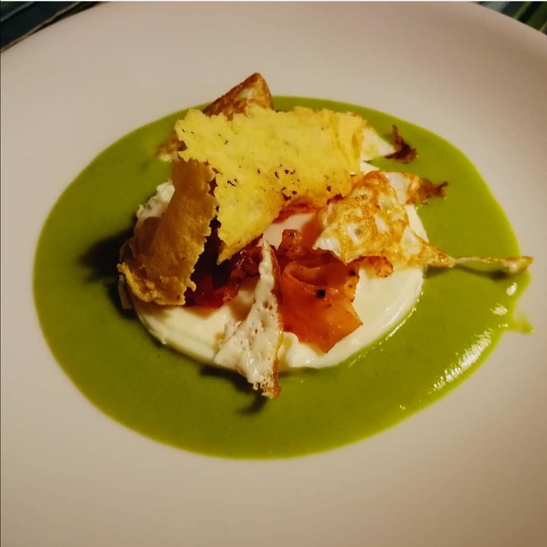 Uovo fritto su bagnetto verde con crosta di grana e be con croccante