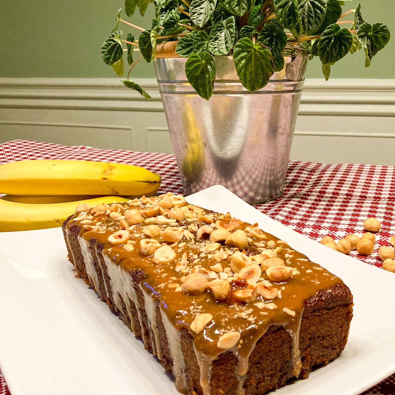 Banana bread con nocciole e caramello salato
