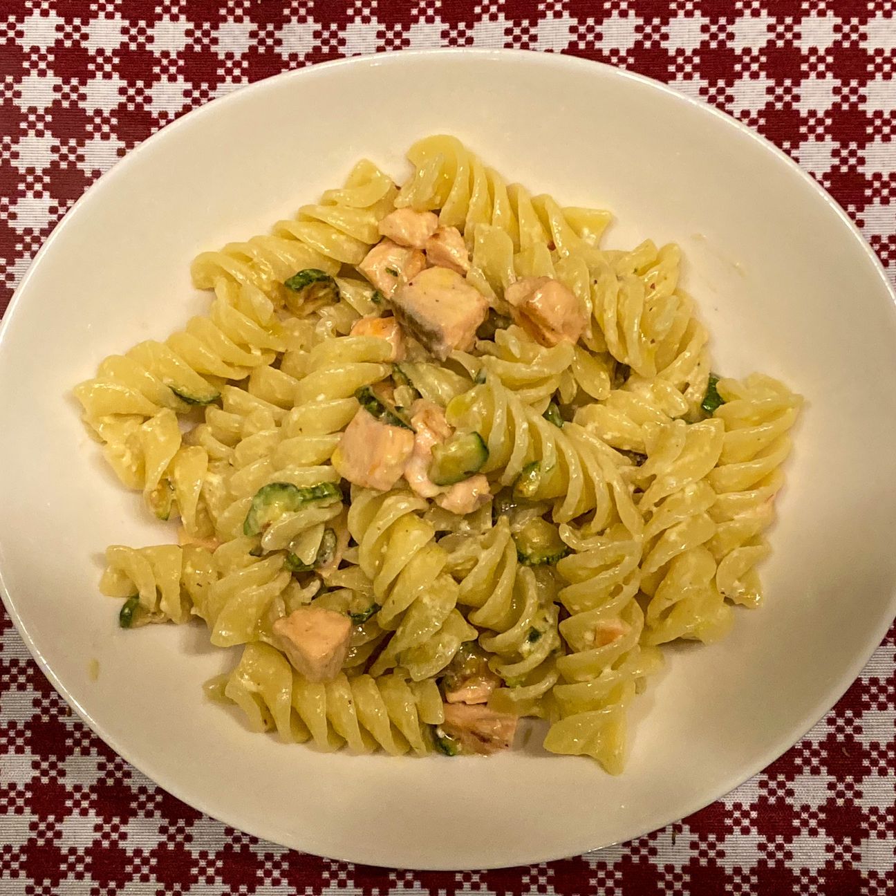 Fusilloni con salmone, zucchine e yogurt greco