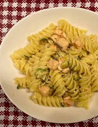 Ricetta Fusilloni con salmone, zucchine e yogurt greco di crema_al_pistacchio