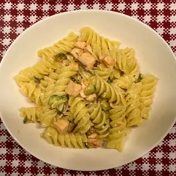 Ricetta Fusilloni con salmone, zucchine e yogurt greco di crema_al_pistacchio