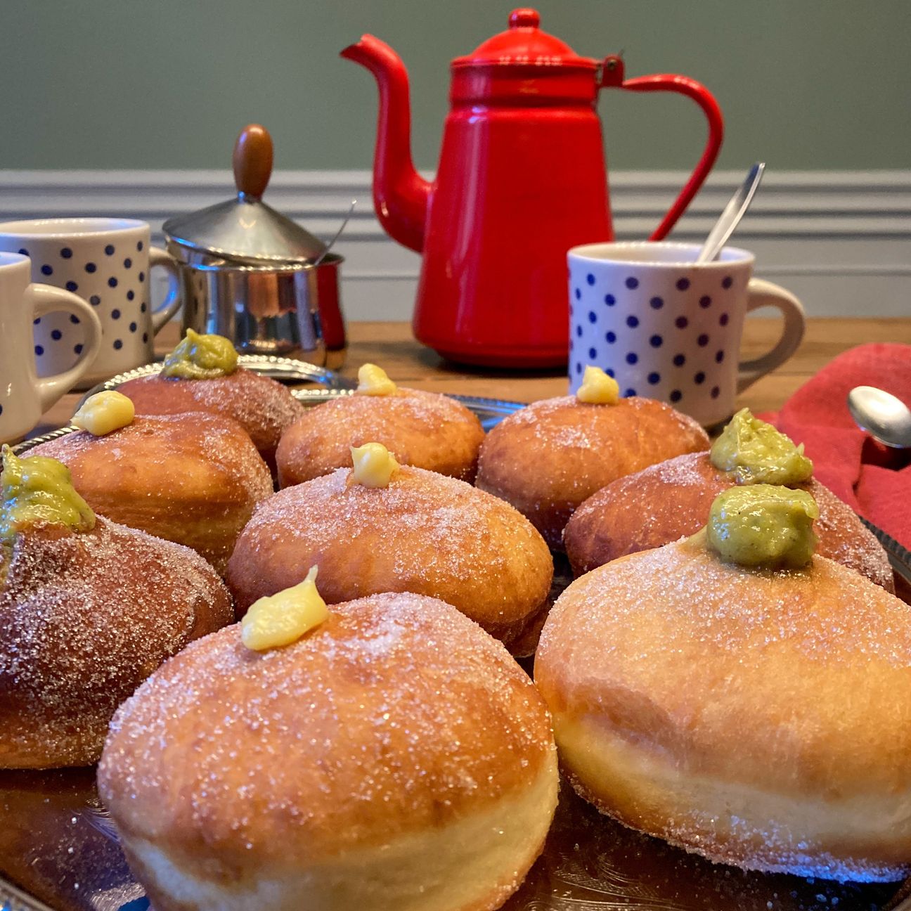 Bomboloni di carnevale con crema al pistacchio e pasticcera