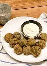 Ricetta Polpette di salsiccia e spinaci con salsa allo yogurt greco