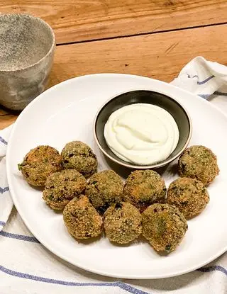 Ricetta Polpette di salsiccia e spinaci con salsa allo yogurt greco di crema_al_pistacchio