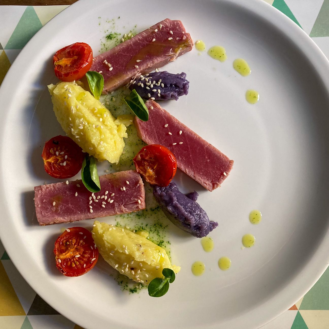 Tonno scottato con pomodorini confit, purea di patate e olio al prezzemolo