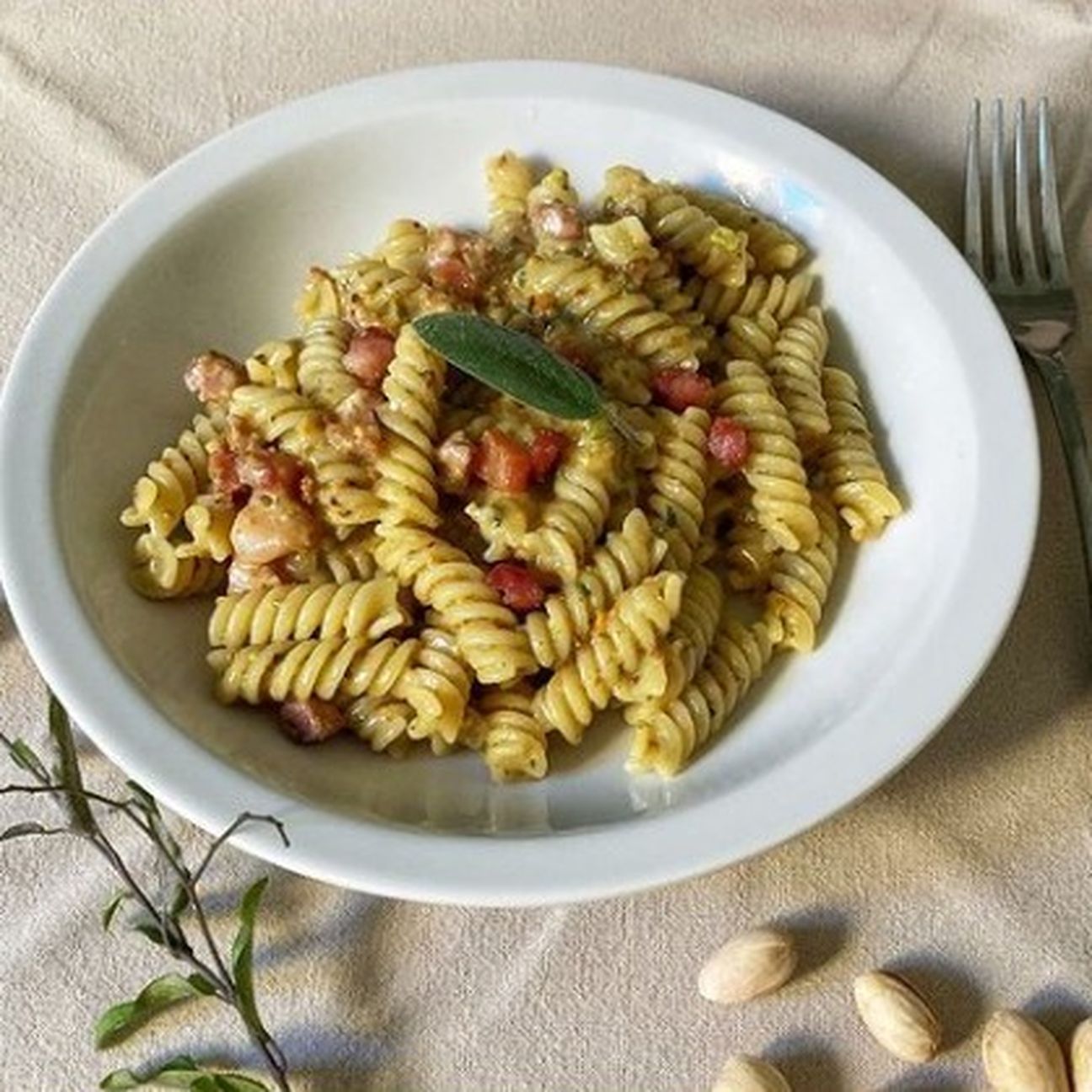 Pasta con pesto di pistacchi e pancetta