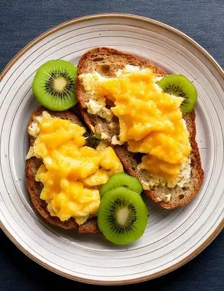 Ricetta Uovo strapazzato con pane integrale e kiwi di marzia_chiesa