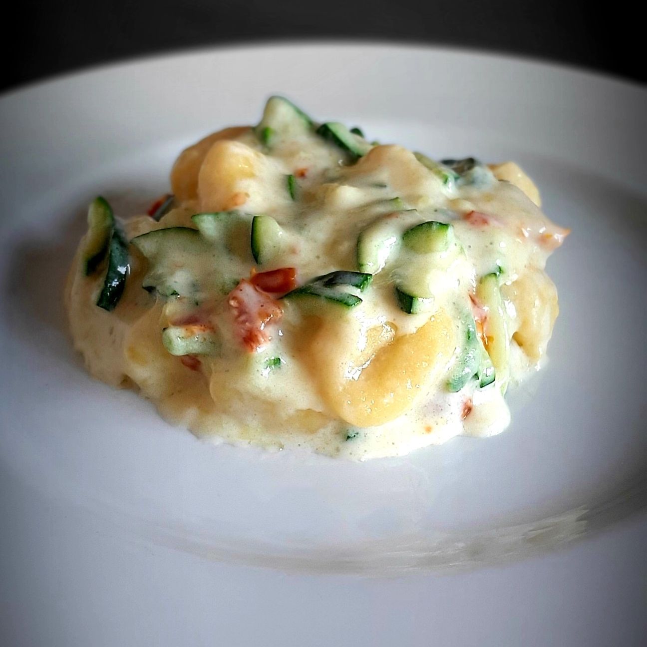 Gnocchi di patate con zucchine, pomodori secchi e crema di parmigiano