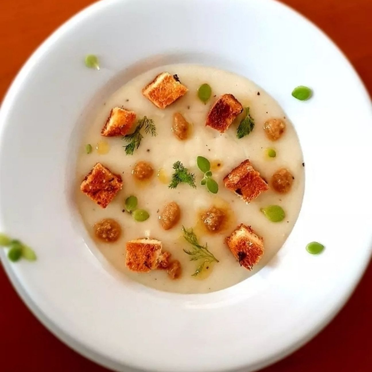Vellutata di finocchi con crunch di pane al timo e salsa alle olive