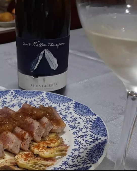 Filetto di tonno su carpaccio di carciofi e bottarga