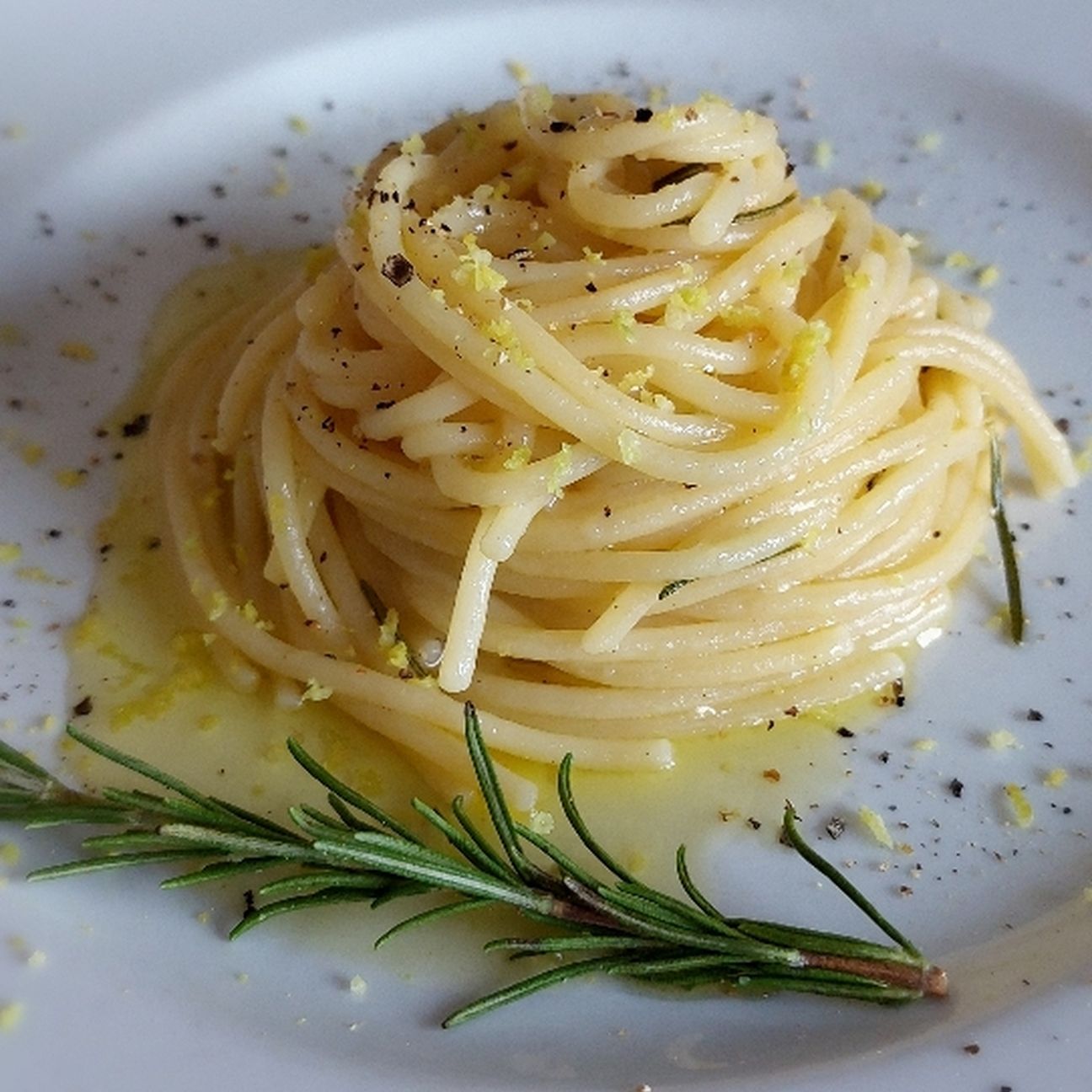 Spaghetti limone e rosmarino