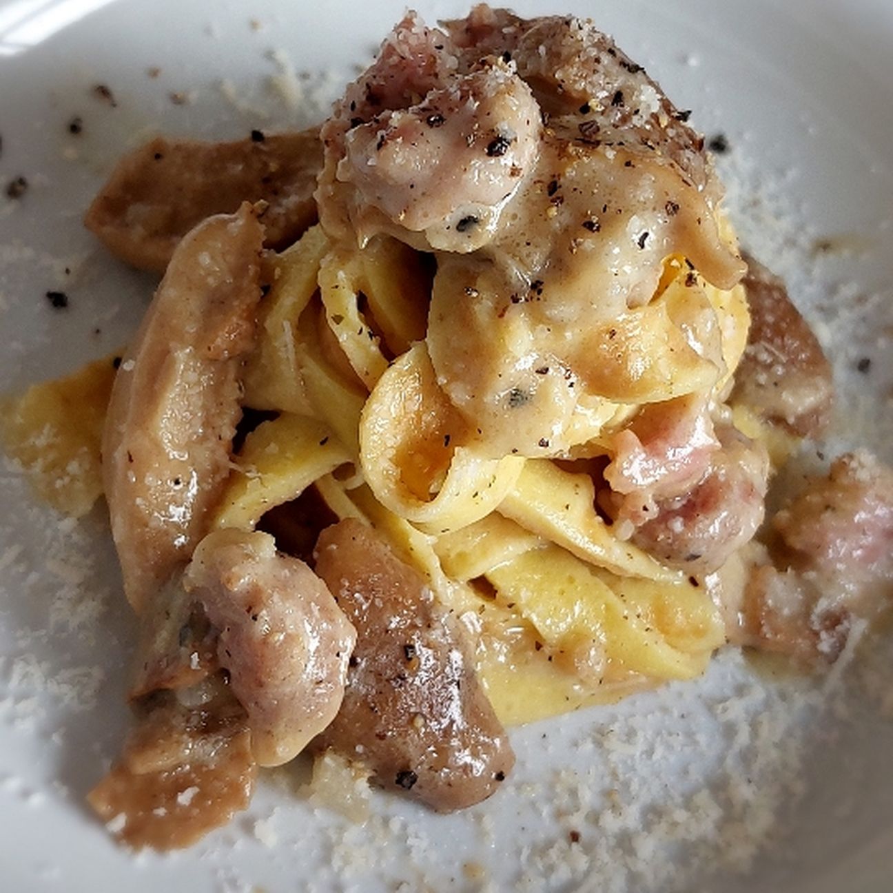 Fettuccine di crespelle ai funghi porcini e salsiccia